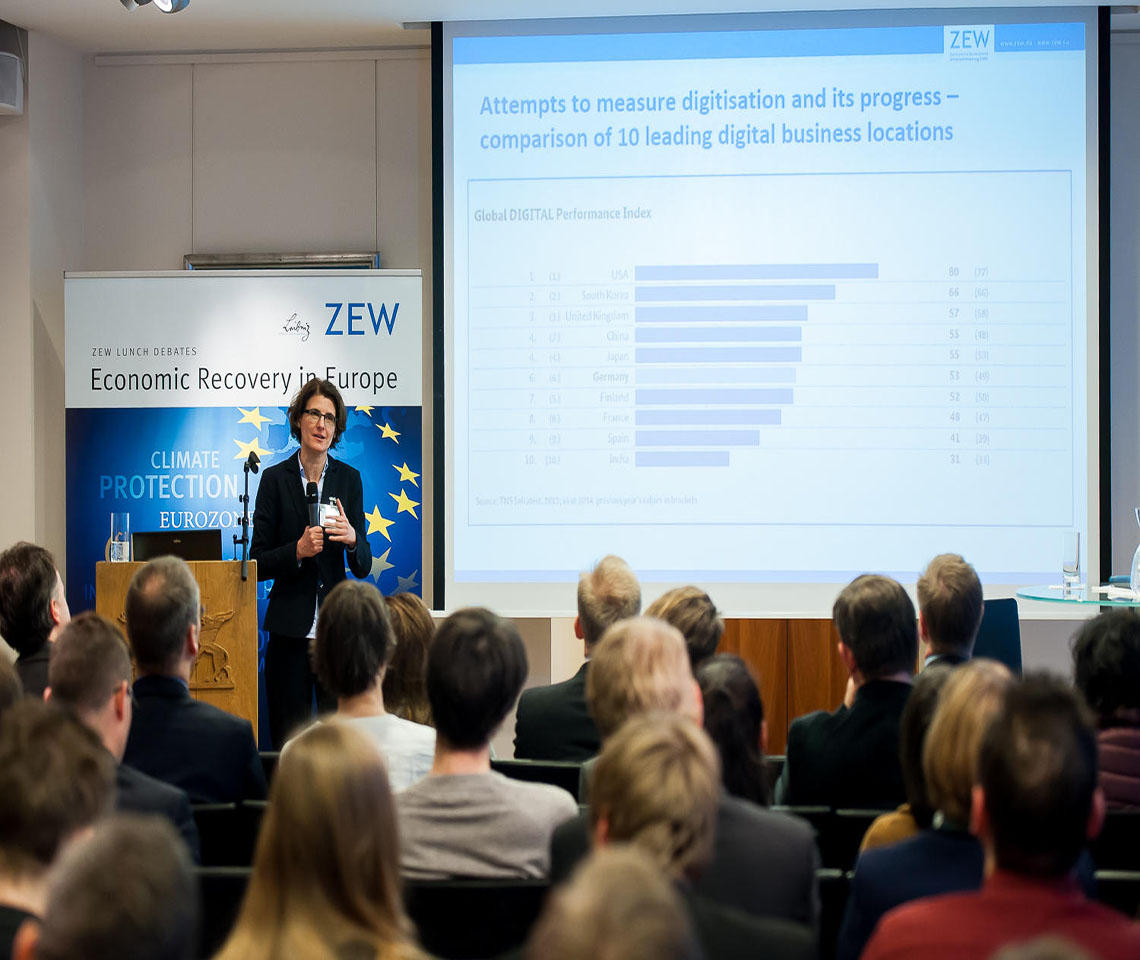 ZEW-Ökonomin Prof. Dr. Irene Bertschek bei ihrer Präsentation zur ZEW Lunch Debate \"Europe\'s Digital Future\"