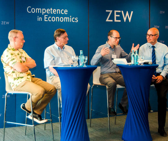 Debattierten auf dem Podium (v.l.): Steven Tadelis, Hal Varian, Moderator Martin Peitz und ZEW-Präsident Achim Wambach.