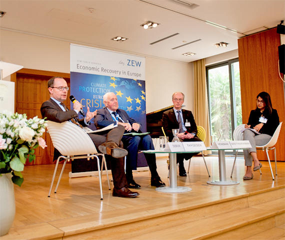 Auf dem Podium (v.l.): Xavier Debrun, Niels Thygesen, Friedrich Heinemann und Moderatorin Maithreyi Seetharaman.