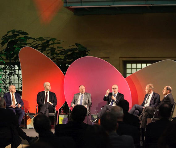 ZEW-Präsident Achim Wambach (3. von rechts) diskutiert beim Leibniz-Wirtschaftsgipfel mit den Leitern der weiteren Wirtschaftsforschungsinstiute in Deutschland.