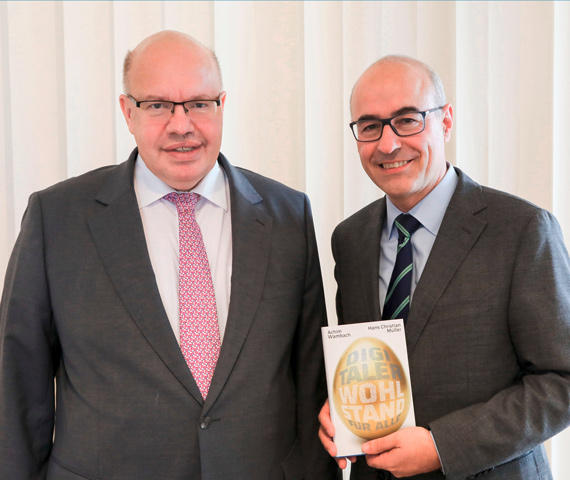 ZEW-Präsident Achim Wambach (r.) und Bundeswirtschaftsminister Peter Altmaier bei der Buchvorstellung in Berlin.