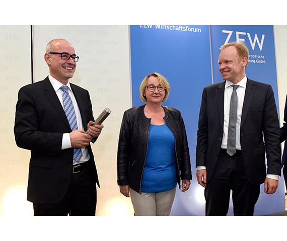 Stabwechsel am ZEW (v.l.): Achim Wambach, Theresia Bauer und Clemens Fuest bei der offiziellen Übergabe.