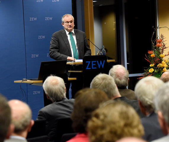 Prof. Dr. Christoph M. Schmidt stellt das aktuelle Jahresgutachten der Wirtschaftsweisen am ZEW vor.