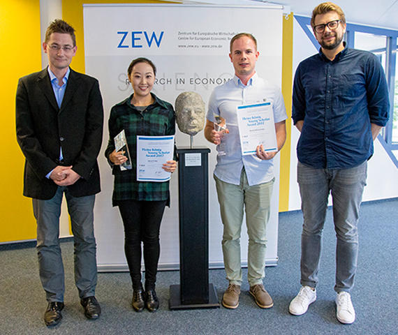ZEW-Forschungsgruppenleiter Kai Hüschelrath (l.) und Vitali Gretschko (r.) mit Preisträgerin Jiekai Zhang und Preisträger Bernhard Kasberger.
