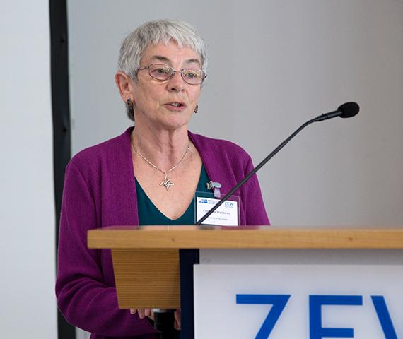 Professor Catherine Waddams sprach in ihrer Keynote über das irrationale Wechselverhalten von Endkunden im Strommarkt.