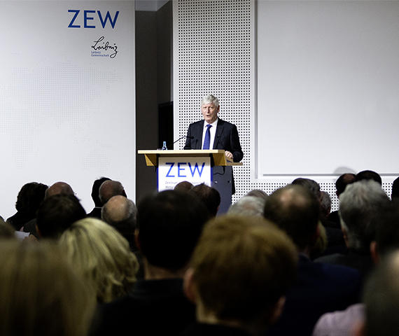 RWE-Vorstandsvorsitzender Dr. Rolf Martin Schmitz bei seinem Vortrag am ZEW zu Stand und Herausforderungen der Energiewende.