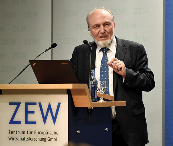 Prof. Dr. Dr. h.c. mult. Hans-Werner Sinn bei seinem Vortrag am ZEW zur Neugründung Europas nach dem Brexit.