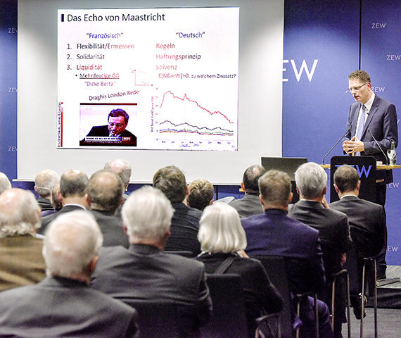 Prof. Dr. Markus K. Brunnermeier bei seinem Vortrag zur Rettung von Euro und Eurozone am ZEW.