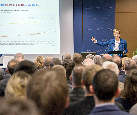 Bundesbank-Vizepräsidentin Prof. Dr. Claudia M. Buch bei ihrem Vortrag am ZEW zu den G20-Finanzmarktreformen.