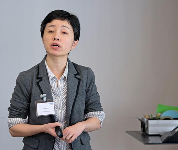 Cuihong Li (Universität Connecticut) beim Marktdesign-Workshop am ZEW.