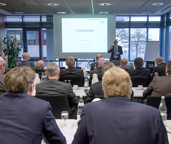 ZEW-Präsident Achim Wambach bei seinem Vortrag zur GWB-Novelle vor Mitgliedern des ZEW-Förderkreises.