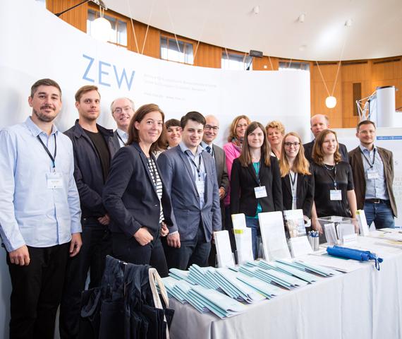 Wissenschaftlerinnen und Wissenschaftler des ZEW am Stand bei der VfS-Jahrestagung in Freiburg.