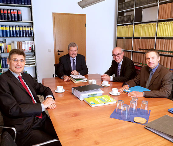 Die ZEW-Geschäftsführung, Achim Wambach (2. v.r.) und Thomas Kohl (r.), bei der Unterzeichnung des Kaufvertrags für das ZEW-Gebäude.