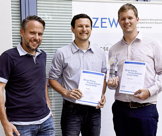 Die Preisträger Jan Tilly (m). und Nick Frazier (r.) mit ZEW-Forschungsgruppenleiter Andreas Peichl.