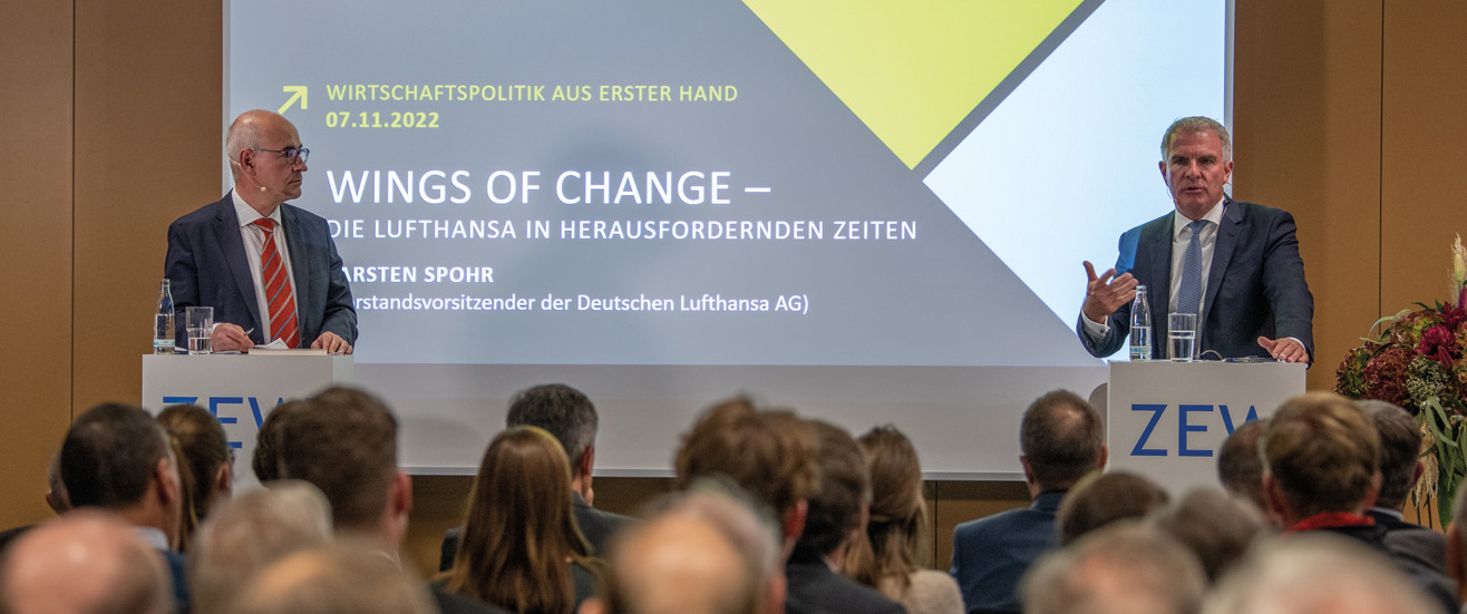 Links im Bild ZEW-Präsident Prof. Achim Wambach, PhD, rechts Lufthansa-Chef Carsten Spohr im Vortragsraum am ZEW Mannheim vor den gut gefüllten Stuhlreihen mit dem Publikum