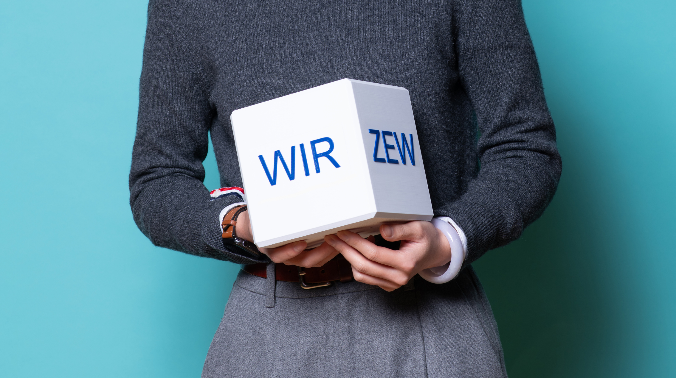 Bild mit Menschen, die einen Würfel halten