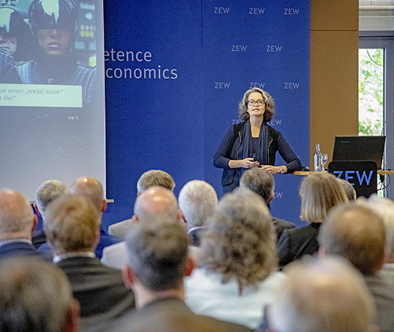 Telekom-Vorständin Claudia Nemat bei ihrem Vortrag zum Thema Künstliche Intelligenz am ZEW.