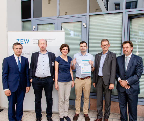 Juroren/-innen und Preisträger (v.l.n.r.): ZEW-Direktor Thomas Kohl, ZEW-Ökonom Holger Stichnoth, ZEW-Ökonomin Irene Bertschek, Preisträger Michael Stiefel, HIMA-Vertreter Steffen Philipp und ZEW-Ökonom Georg Licht.