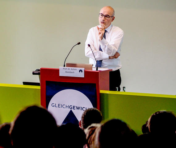  ZEW-Präsident Wambach im Vortrag.