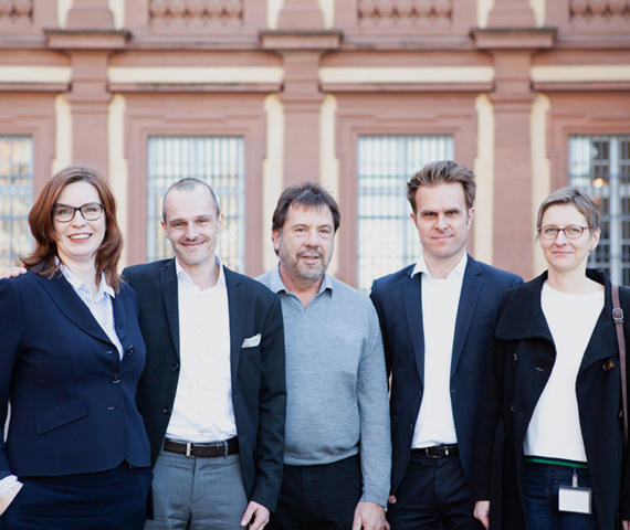 Das Leitungs­gremium des neuen Forschungs­datenzentrums (v.l.): Dr. Sabine Gehrlein, Dr. Josef Kolbitsch, ZEW-Ökonom Dr. Georg Licht, Prof. Dr. Florian Stahl und ZEW-Ökonomin Dr. Sandra Gottschalk.