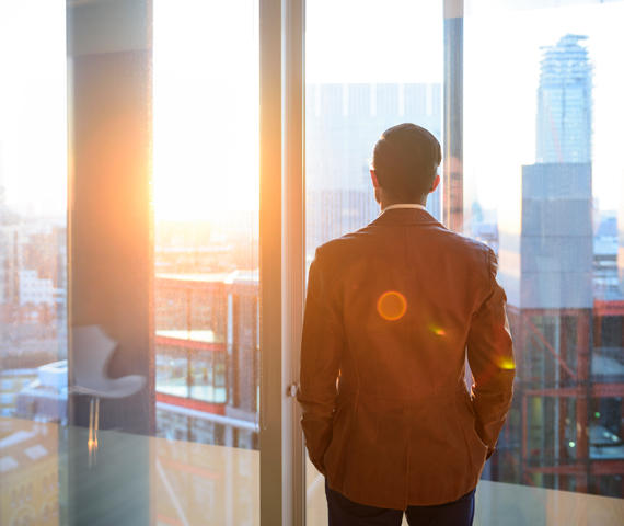 Je geringer die Risikobereitschaft, desto seltener wechseln Arbeitnehmer ihren Job in den ersten Jahren des Berufslebens.