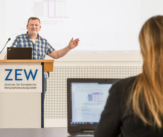 ZEW-Experte Peter Buchmann beim Python-Kurs zugeschnitten auf Wirtschaftswissenschaftler/innen