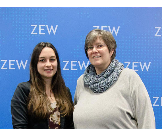 Berufsausbildung erfolgreich abgeschlossen: Lucie Berger und ZEW-Ausbildungsbeauftragte Steffi Spiegel