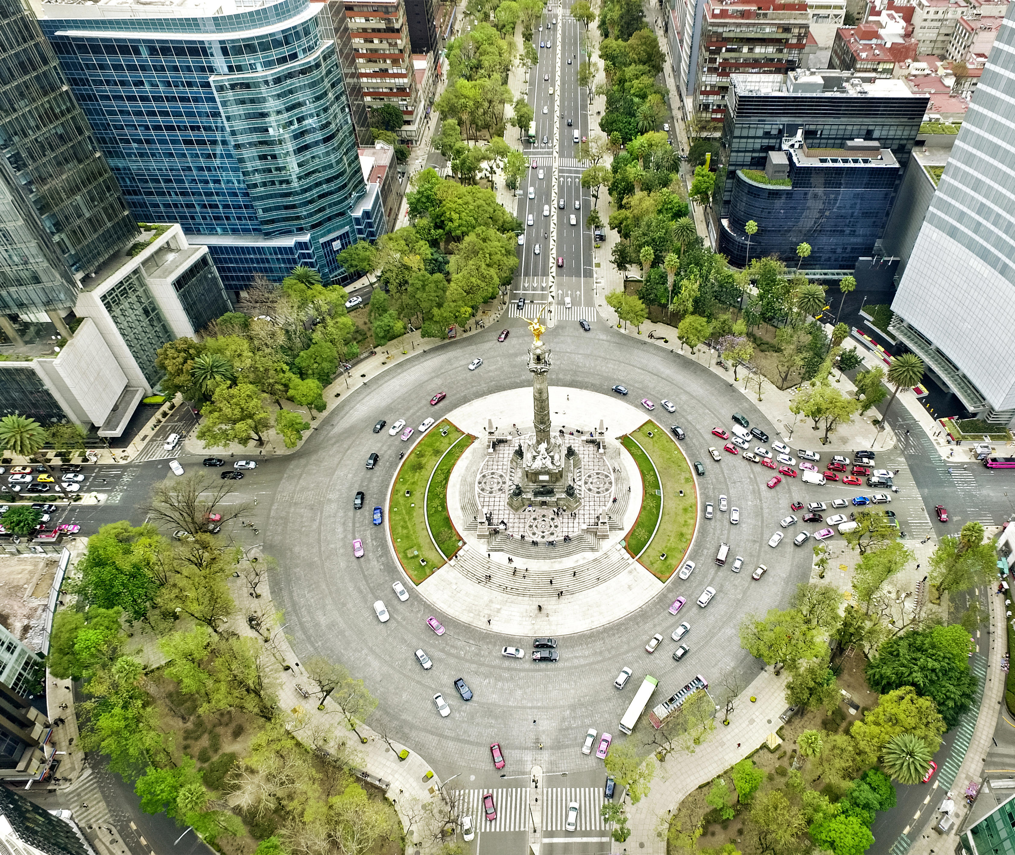 Das Problem verkehrsbedingter Luftverschmutzung in Innenstädten durch lokale Schadstoffemissionen lässt sich durch eine City-Maut effizient lösen.