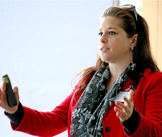 Professorin Dina Pomeranz sprach in ihrem Vortrag über öffentliche Beschaffung in Chile.