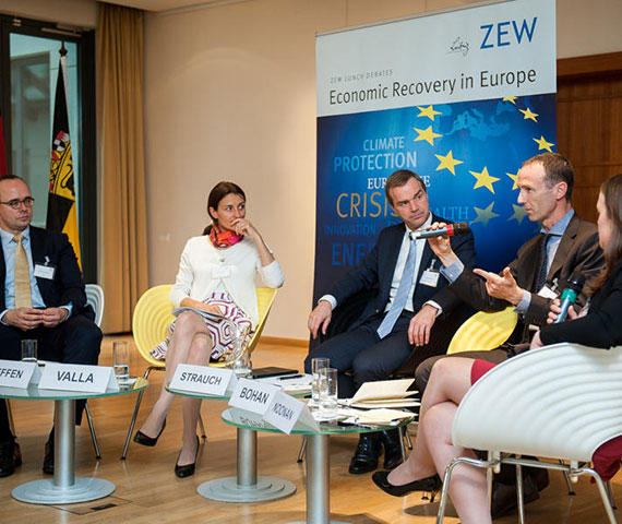 Die Diskutanten auf dem Podium (v.l.): Prof. Dr. Sascha Steffen (ZEW), Natacha Valla (CEPII), Rolf Strauch (ESM), Niall Bohan (DG FISMA) und Moderatorin Laura Noonan (Financial Times).