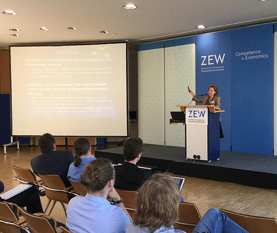 Rosemarie Ziedonis (Boston University) präsentiert Ergebnisse ihres Forschungsprojektes bei der Gründungskonferenz am ZEW.