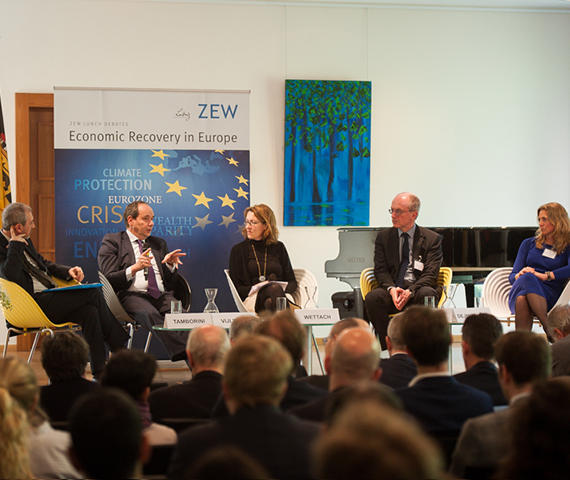  Auf dem Podium (v.l.): Roberto Tamborini, Hans Vijlbrief, Moderatorin Silke Wettach, Friedrich Heinemann und Paulina Dejmeck-Hack.
