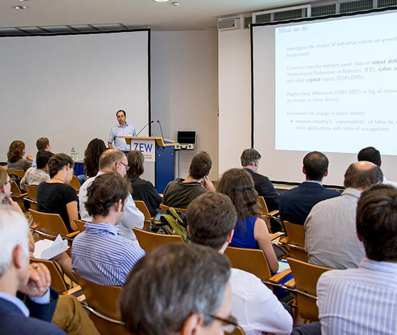 Prof. Dr. Guy Michaels bei der Keynote am ZEW