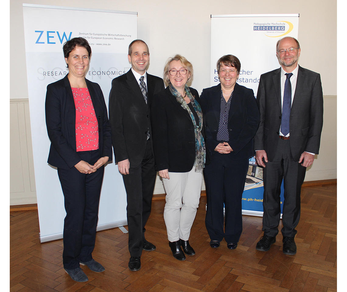 Beim offiziellen Startschuss für das Reallabor Asyl in der Rhein-Neckar-Region (v.l.): Dr. Monika Gonser, Prof. Dr. Holger Bonin, Ministerin Theresia Bauer MdL, Prof. Dr. Anne Berkemeier sowie Prof. Dr. Hans-Werner Huneke. Bild: PH Heidelberg