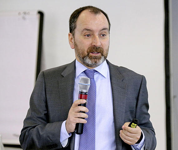 Professor Andrés Rodriguez-Pose gab in seinem Vortrag einen Überblick über verschiedene Beschäftigungstreiber in den europäischen Regionen. 