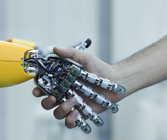 Ein Viertel der Unternehmen in Deutschland setzt Künstliche Intelligenz schon ein, befasst sich und plant damit in naher Zukunft oder hält KI zumindest für wichtig.