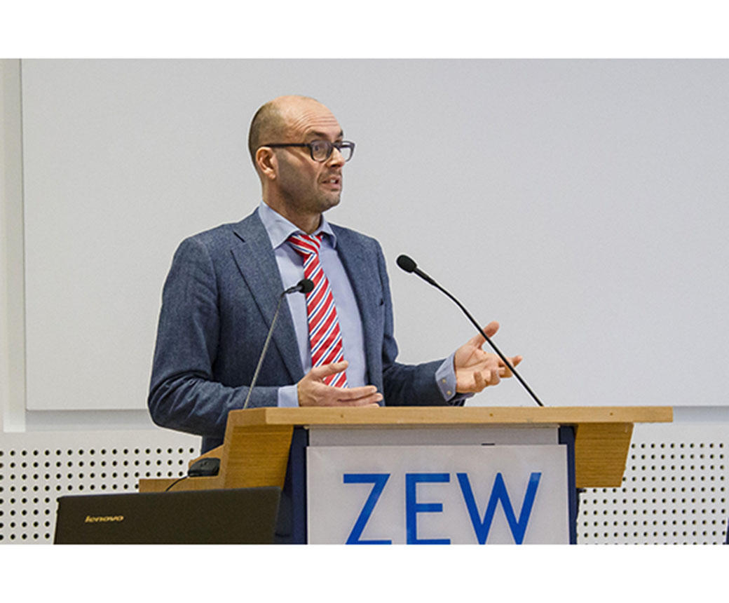 Prof. Dr. Stefaan Van den Bogaert von der niederländischen Universität Leiden bei seinem Vortrag am ZEW.