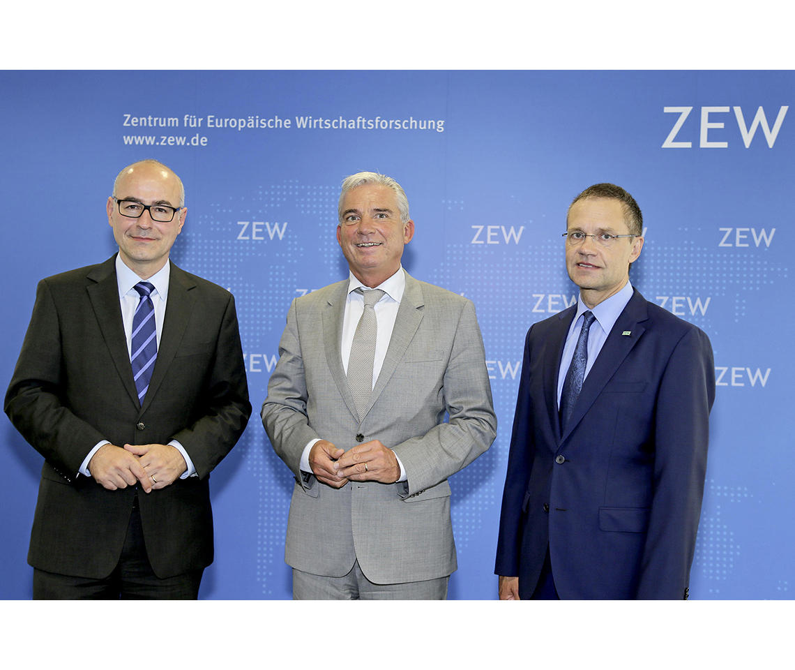 ZEW-Präsident Prof. Achim Wambach, PhD (l.) und Thomas Kohl, kaufmännischer Direktor des ZEW (r.), begrüßen Minister Thomas Strobl.