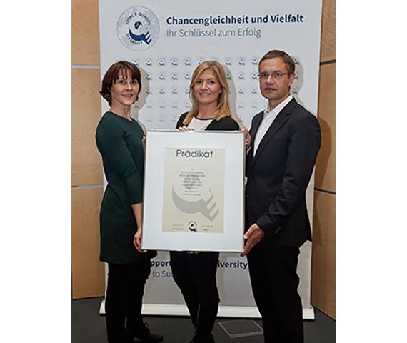 Doris Brettar, Leitung \"Personal\", und Personalreferentin Katharina Pakebusch nehmen gemeinsam mit ZEW-Geschäftsführer Thomas Kohl das Prädikat TOTAL E-QUALITY für das ZEW entgegen.