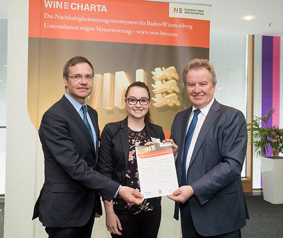 Feierliche Übergabe der WIN-Charta Urkunde (v.l.: ZEW-Geschäftsführer Thomas Kohl, ZEW-Projektassistentin Lucie Berger und Franz Untersteller MdL)
