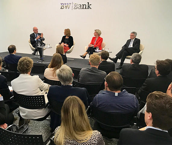 Bei der Podiumsdiskussion (v.l.): ZEW-Präsident Achim Wambach, Moderatorin Silke Wettach, Ministerin Nicole Hoffmeister-Kraut und Unternehmer Georg Müller.