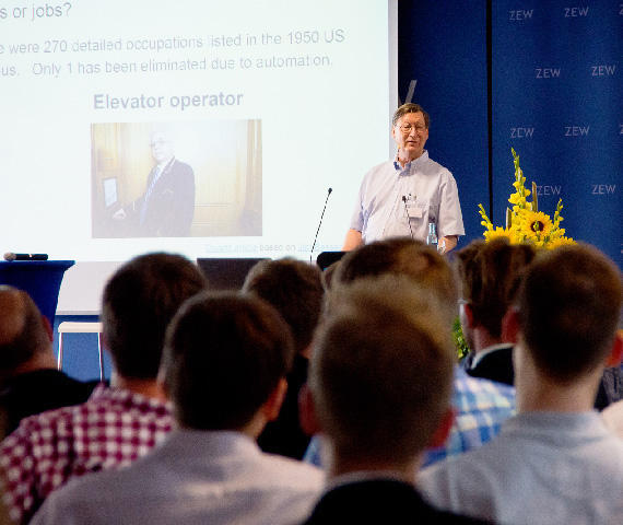 Google-Chefökonom Prof. Hal Varian, PhD, bei seinem Vortrag am ZEW zu den Auswirkungen der Automatisierung auf Arbeitsmärkte.