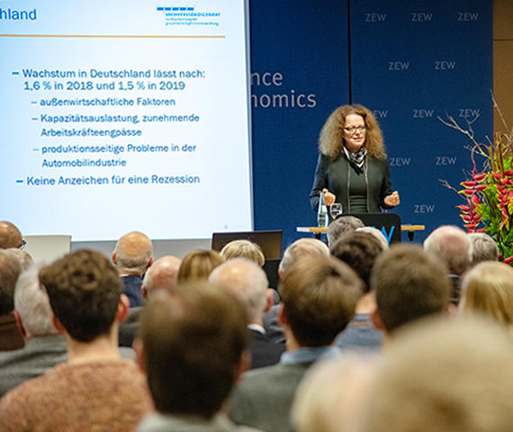 Die Wirtschaftsweise Prof. Dr. Isabel Schnabel bei ihrem Vortrag am ZEW.