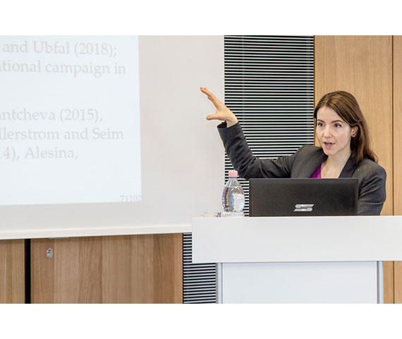 Prof. Stefanie Stantcheva referierte in ihrer Keynote zu öffentlichen Wahrnehmungsproblemen in der Migrationsdebatte und die Auswirkungen auf die Meinungsbildung in modernen Wohlfahrtsstaaten