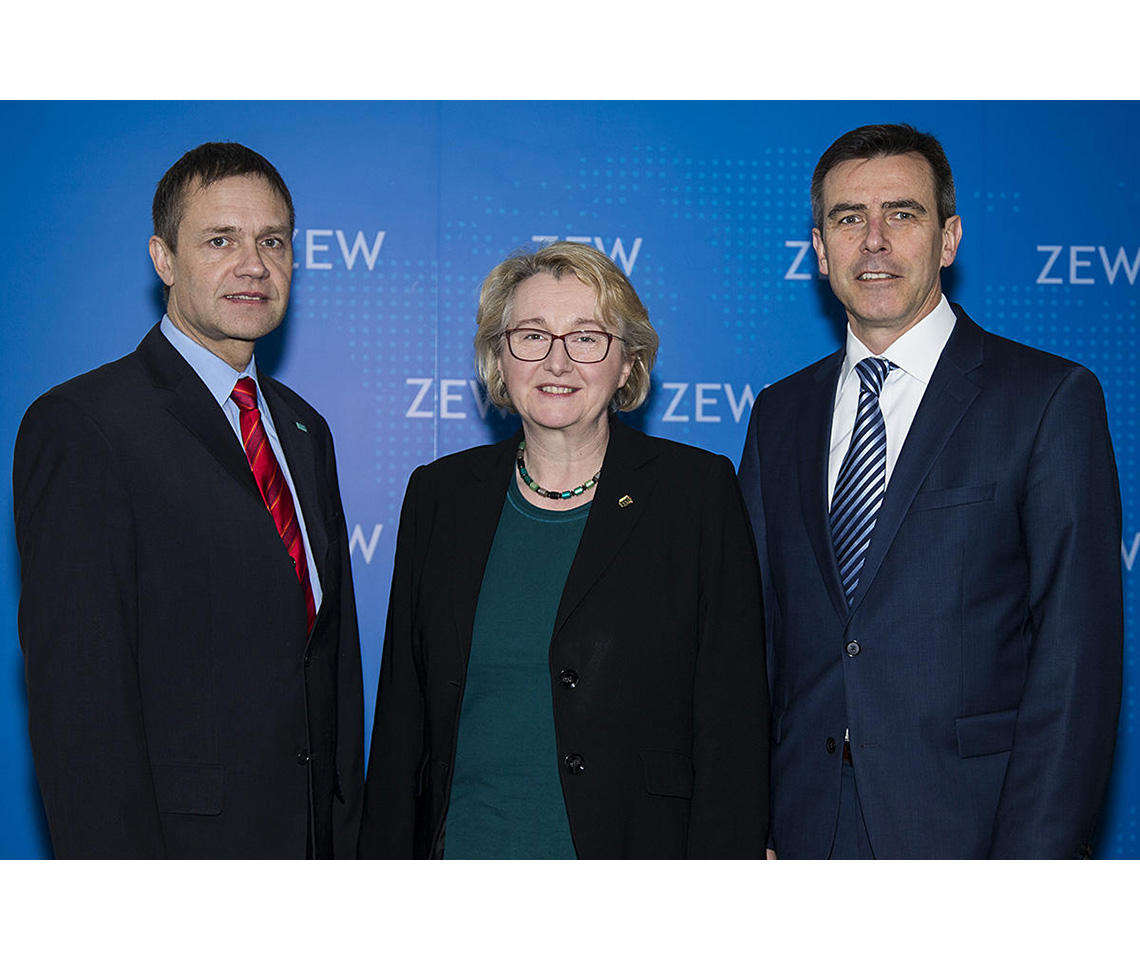 ZEW-Geschäftsführer Thomas Kohl (l.), ZEW-Aufsichtsratsvorsitzende Theresia Bauer und der neue stellvertretende ZEW-Aufsichtsratsvorsitzende Dr. Ralf Krieger.