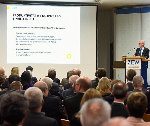 ZEW-Präsident Prof. Achim Wambach, PhD bei seiner Präsentation während des Festakts anlässlich 25 Jahren ZEW.