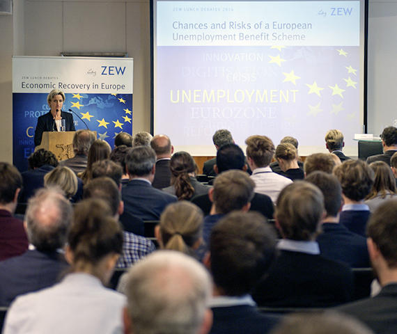 Die baden-württembergische Wirtschaftsministerin Dr. Nicole Hoffmeister-Kraut bei ihrem Impulsvortrag zur Eröffnung der ZEW Lunch Debate.