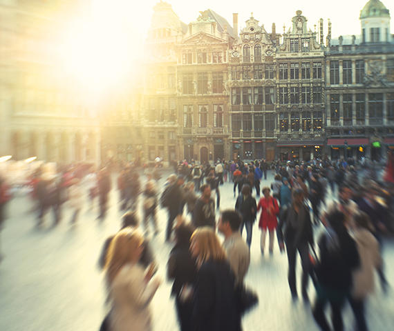 Menschen, die sich selbst als Europäer betrachten, sind häufig jung, gut ausgebildet und haben vielfältige Reiseerfahrung und Kontakte mit EU-Ausländern.