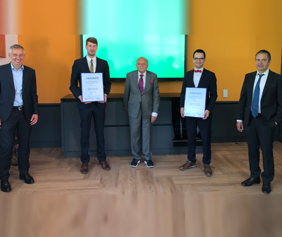 Gruppenbild der Preisträger des Wissenschaftspreises (jeweils 2. von links/rechts mit Urkunde: Martin Lange und Ralf Landeck). Daneben Carsten Müller,  Wolfgang Franz und Thomas Kohl (von links nach rechts zwischen den Preisträgern)