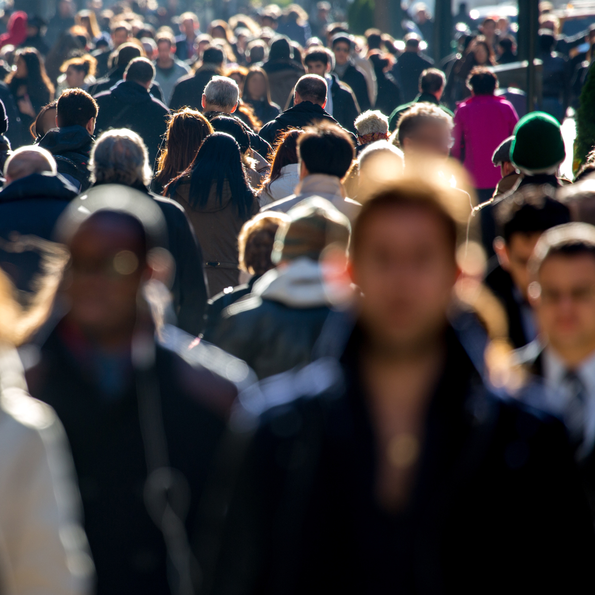 Eine Menschenmenge auf der Straße.